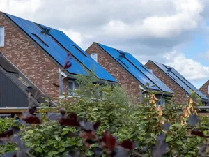 Tweede Kamer stemt voor stopzetten salderingsregeling zonnepanelen, Eerste Kamer aan zet