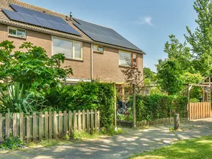 Eigenaren zonnepanelen weten eindelijk waar ze aan toe zijn: terugleverkosten moeten vanaf 2027 per kilowattuur op factuur