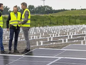 HVC en Afvalzorg plaatsen eerste zonnepanelen van zonnepark op stortlocatie Braambergen