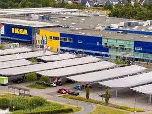 IKEA Hengelo opent zonnecarport met 3.460 zonnepanelen