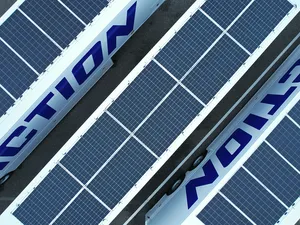 Zonnepanelen op voertuigen bewijzen waarde in grote proef