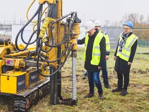 Infrabel bouwt zonnepark langs hogesnelheidslijn Leuven-Luik