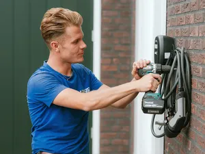 Slim laden elektrische auto bijna 7 keer goedkoper dan rijden op benzine