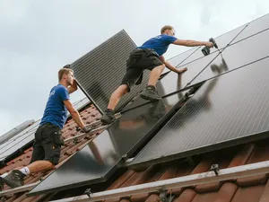 Zonnepaneelmarkt zakt weg in zomervakantie: slechts 7.808 nieuwe installaties geregistreerd in augustus