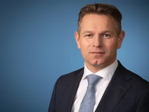 Staatssecretaris De Bat: ‘Overheid gaat niet bepalen wanneer elektrische auto geladen wordt’