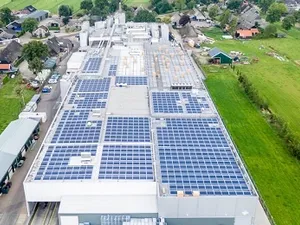 Zonnegilde plaatst 2.360 zonnepanelen bij kaasfabriek Rouveen