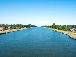 Vlaamse Waterweg test zonnepanelen in taludplaten langs kanaal Hasselt