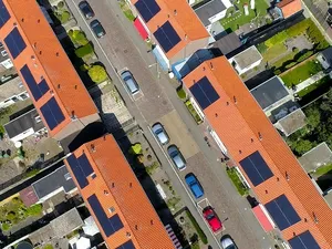 Kennemer Wonen en Ecorus verlengen samenwerking: zonnepanelen voor 6.000 extra huizen