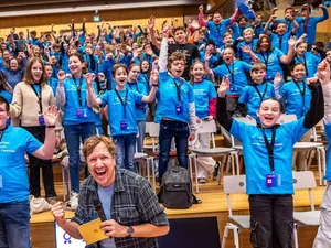 Leerlingen bedenken tijdens Kids Hackathon windmolens met zonnepanelen