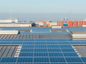 KiesZon levert 26.522 zonnepanelen op bij CWT Europe in haven Amsterdam