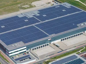 KiesZon legt 12.000 zonnepanelen op distributiecentrum Schiphol