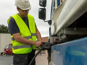 Laadpleinen en verzwaard stroomnet maken elektrische trucks Renewi mogelijk