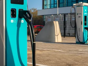 Kabinet maakt geld vrij voor batterijen bij bedrijven die last hebben van netcongestie bij verduurzamen mobiliteit