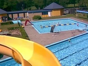 Zwembad Laren plaatst zonnewarmtesysteem met vijfendertig zonnecollectoren