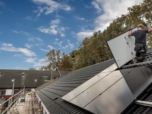 Ecorus plaatst recordaantal zonnepanelen op 3.000 huurwoningen Lefier