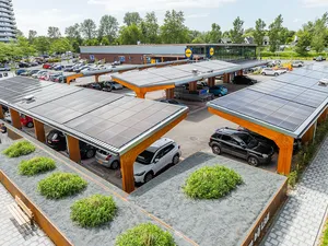 Lidl opent supermarkt van de toekomst met zonnecarports en zonnepanelen aan gevels