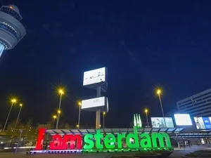 Livingprojects verlicht letters luchthaven Schiphol ter ere van Go Green