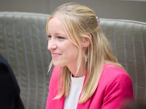 Vlaams minister Depraetere: vehicle-to-grid al mogelijk, barrières bij autofabrikanten