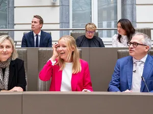 Vlaanderen onderzoekt inzet stekkerbatterijen en -zonnepanelen tegen energiearmoede