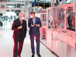 Meyer Burger neemt nieuwe Duitse fabriek voor productie zonnecellen in gebruik