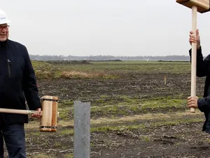 Eerste paal zonnepark Midden-Groningen (103 megawattpiek) geslagen