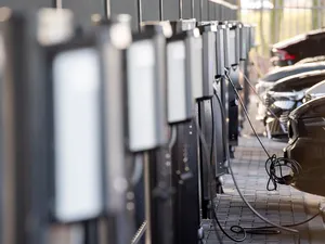 Netbeheerders starten met netbewust laden bij ruim 5.200 publieke laadpalen