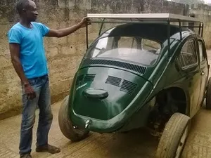 Nigeriaan bouwt zonne-auto van afgedankte onderdelen