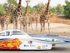 Nuon Solar Team: ’s werelds slimste zonneauto op ‘Zuid-Afrikaanse’ safari onthuld