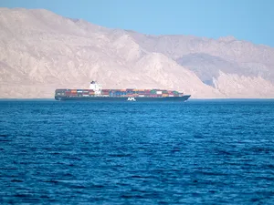 ‘Oorlog Iran drijft olieprijzen omhoog naar 100 Amerikaanse dollar per vat’