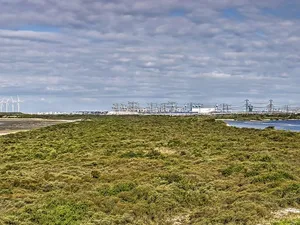 TNO, SABIC, Equinor en Westvoorne testen drijvende zonnepanelen op het Oostvoornse Meer