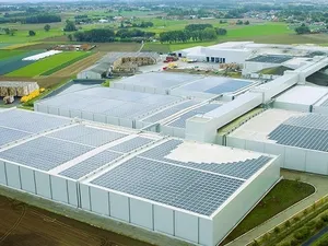 ENGIE levert 13.700 zonnepanelen op Vlaams distributiecentrum Pasfrost