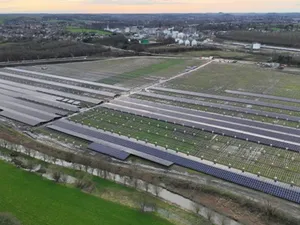 Bouw zonnepark van 90.000 zonnepanelen in Belgisch Luxemburg op schema