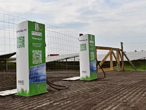 PowerField opent zonnepark Oppenhuizen: elektrisch tanken zonne-energie met snelladers