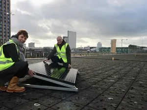 Eerste van 1.900 zonnepanelen overkapping station Eindhoven geplaatst