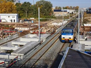 ProRail start met bouw perronoverkapping van zonnepanelen bij station Delft Campus