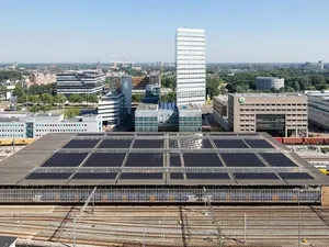 ProRail laat 1.068 zonnepanelen op station Zwolle plaatsen