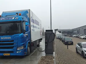 Purmerendse metaalbouwer opent laadplein voor elektrische vrachtwagens