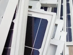 Doorbraak in circulaire zonnepanelen met gerecycled glas