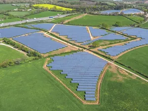 Samenwerking Tomorrow Energy en Q Energy voor 300 megawattpiek zonneparken