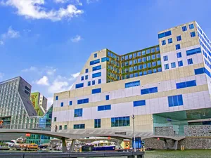 Rechter: zonnepanelen op gevel Amsterdamse woning niet toegestaan