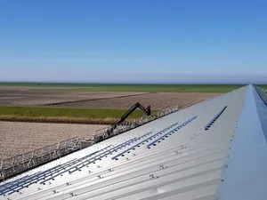Fries Duurzaam Bedrijf  plaatst 1.690 zonnepanelen bij Rodenhuis Agro