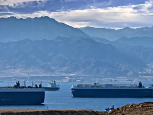 Transportkosten batterijen en zonnepanelen gaan mogelijk stijgen door oorlog in Iran