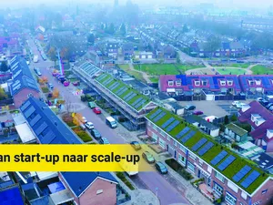 ROEF lanceert schuin groen dak met zonnepanelen voor woningcorporaties
