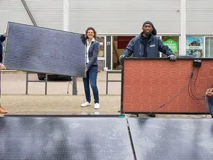 Klimaatfonds en gemeente Rotterdam plaatsen 4.500 zonnepanelen bij VvE’s, scholen en sportclubs