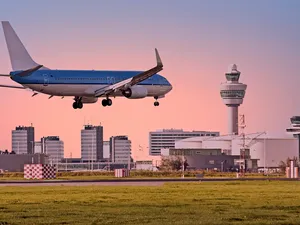 Rechtszaak Schiphol tegen eigenaar zonnepanelen die piloten verblinden