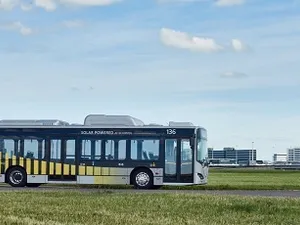 Schiphol neemt 35 op zonne-energie geladen elektrische bussen in gebruik
