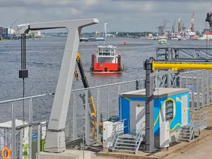 Shell opent in Amsterdam snellader voor boten en vrachtwagens
