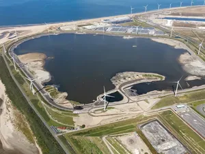 Sun Float Power gaat op Maasvlakte drijvend zonnepark van 80 hectare bouwen