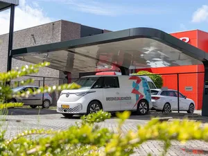 Solar Charging Company lanceert zonnecarport met batterij en laadpalen