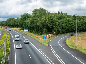 Voorlopig geen zonneparken langs A7 door vol stroomnet